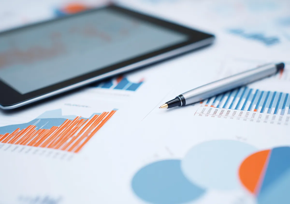 Jeunes professionnels sur réseaux sociaux mobiles